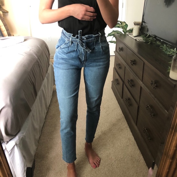 Hollister Ultra High-Rise Mom Jean - Picture 5 of 6